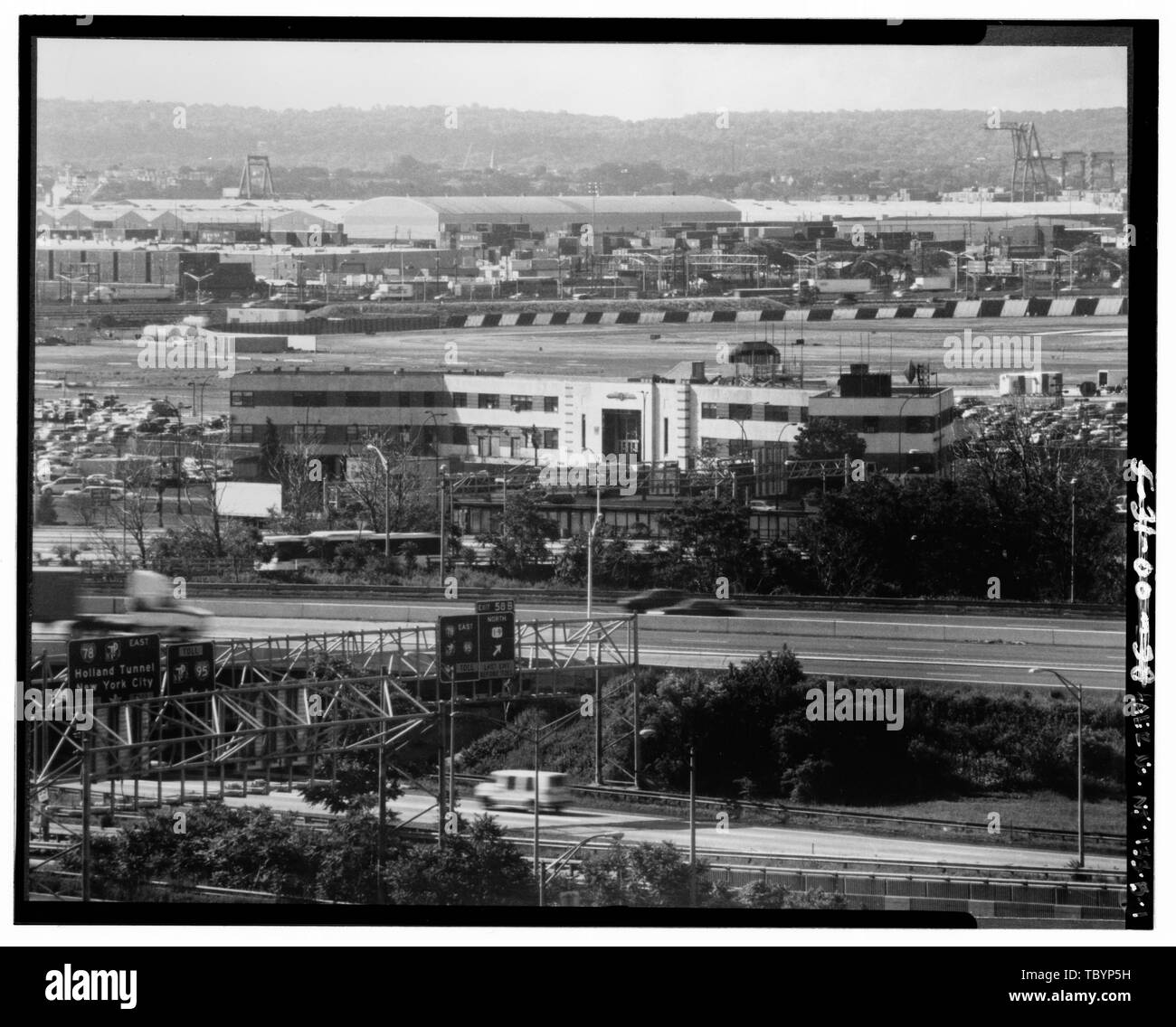 Nord (CÔTÉ VILLE) ET LE NORD-OUEST DE L'altitude, À AU SUD-EST. Un itinéraire EN PREMIER PLAN. L'Aéroport International de Newark, l'Administration, Brewster Road, entre la route 21 et du New Jersey Turnpike échanger n° 14, Newark, comté d'Essex, NJ Banque D'Images