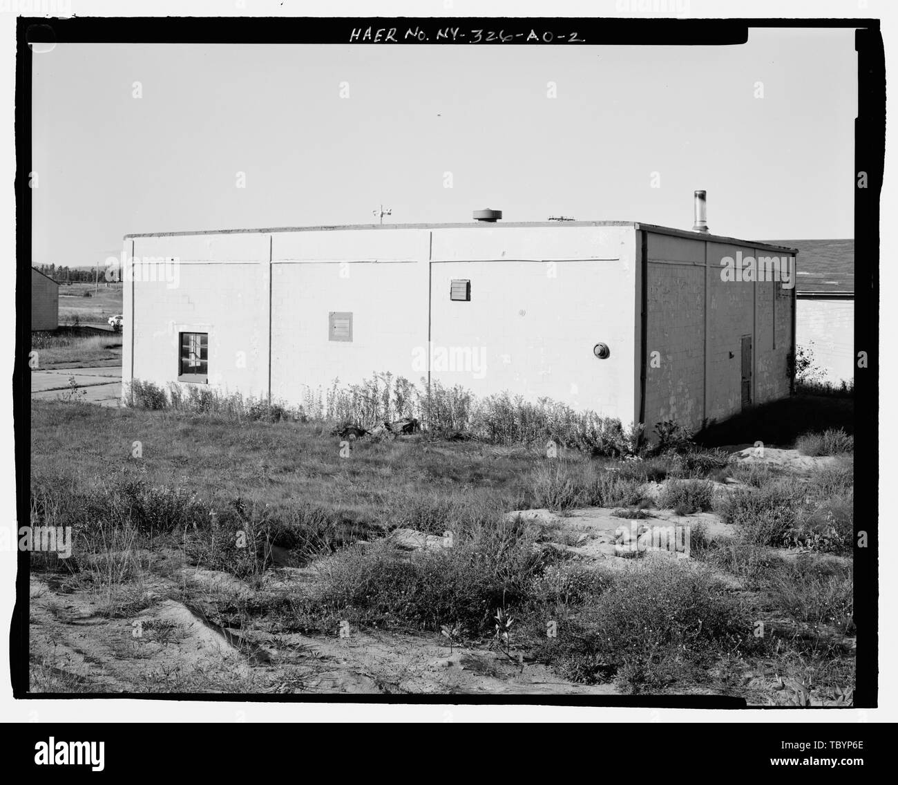 Nord (arrière) et à l'EST (Côté) DES AUGMENTATIONS DE CAPACITÉS. Vue DE SUD-OUEST. Plattsburgh Air Force Base, du matériel de soutien des aéronefs, ShopStorage Off Perimeter Road dans la zone de stockage des armes, Plattsburgh, Clinton County, NY Banque D'Images