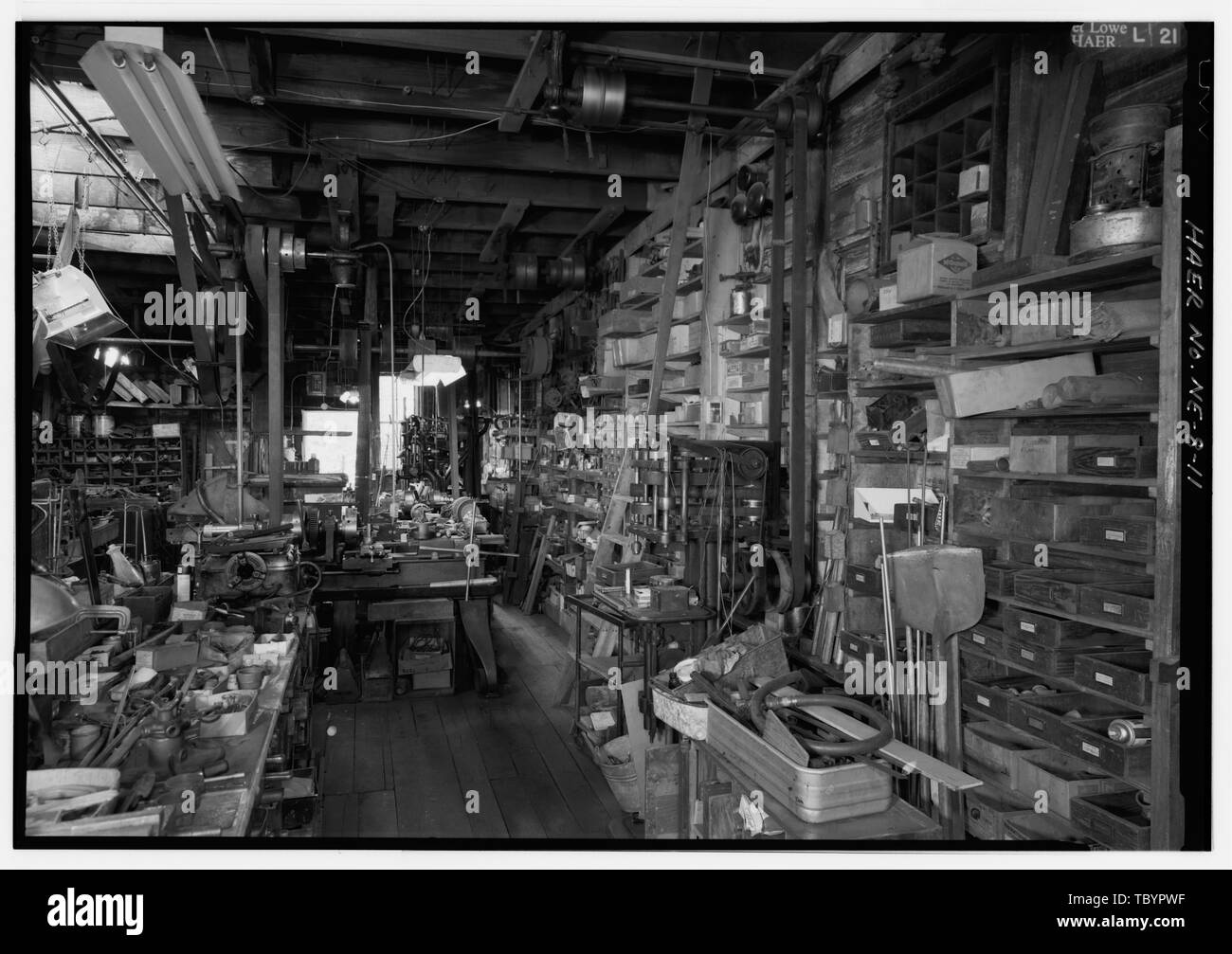 Au nord À TRAVERS LA ZONE DE RÉPARATION DE LA POMPE LE LONG MUR EST à l'intérieur de l'usine. Voir BACS COMPREND LES PIÈCES ET LES BOÎTES LE LONG MUR, PLUSIEURS PERCEUSE PRÈS DE MUR, ET LA RÉPARATION DE LA POMPE DE L'ÉTABLI EN PREMIER PLAN À GAUCHE. À GAUCHE DU CENTRE DE LA PHOTOGRAPHIE EST 1920 tour revolver. Kregel Moulin, usine de la compagnie 1416 Central Avenue, New York City, Otoe Comté, NW Banque D'Images