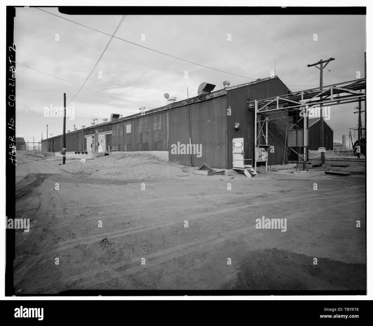 Nord et Est du bâtiment 532. Vue DE SUD-OUEST. Rocky Mountain Arsenal, Bâtiment de stockage et de remplissage des pesticides, 390 pieds au sud de décembre, 7e Avenue, 200 pieds à l'Est de D Street, Commerce City, comté d'Adams, CO Banque D'Images