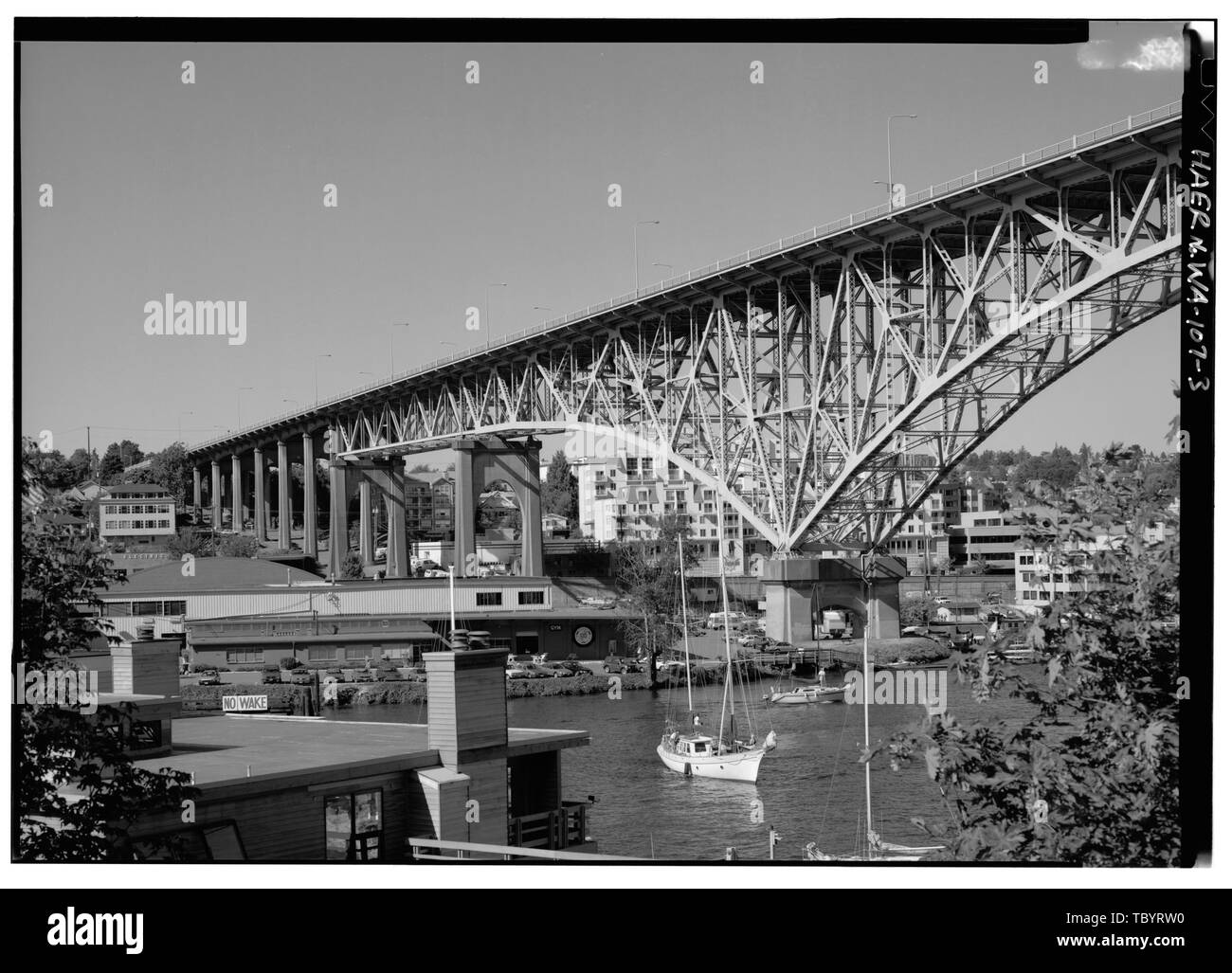 En porte-à-faux avec les piliers en béton du viaduc et à 010 degrés au nord de l'avenue Aurora, pont enjambant le lac Washington Ship Channel, Seattle, comté de King, WA Banque D'Images