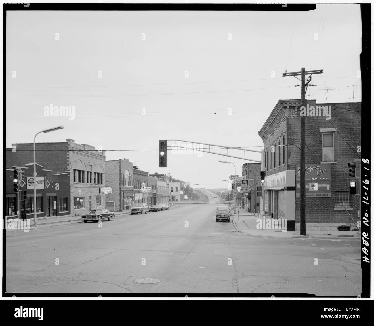 9e rue à l'ouest en direction du pont routier de la rivière Des Plaines. Quartier historique de Lockport, borné par 8e, Hamilton et Onzième Rue et de l'Illinois et du Michigan Canal, Lockport, Comté de Will, IL Banque D'Images