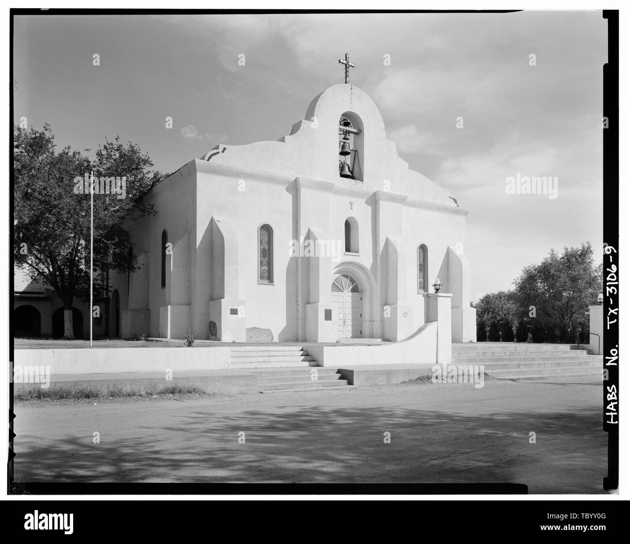 Les façades nord et est l église de San Elceario, côté sud de San Elizario Plaza, San Elizario, comté d'El Paso, TX Cary, Brian, émetteur Banque D'Images