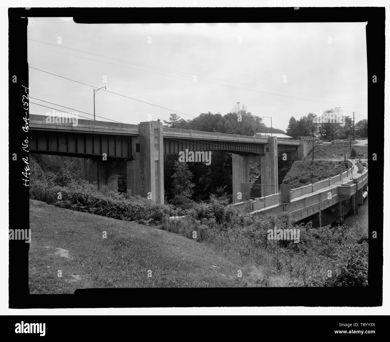 Approche du nord et sud-ouest de Tallulah Falls Dam, élévation de Tallulah Falls River sur la route State Route 15, 23 Tallulah Falls, Habersham Comté, GA Banque D'Images