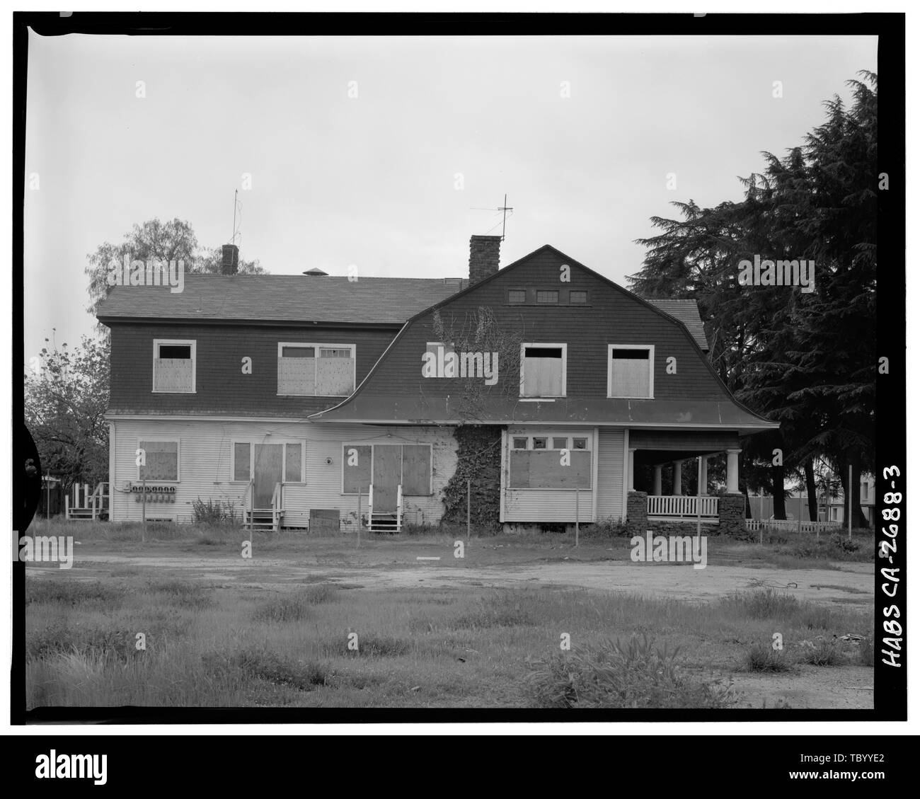 Élévation nord, vue vers le sud, montrant un large toit en mansarde avec pas moins bellcast Ira H. Brooks House, 350 North Fulton Avenue, Fresno, comté de Fresno, CA Banque D'Images