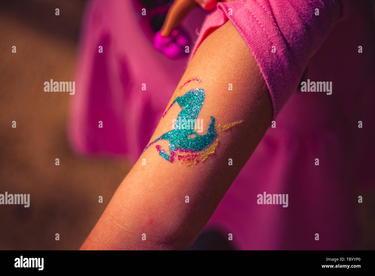 Enfant porte un tatouage avec une licorne Banque D'Images