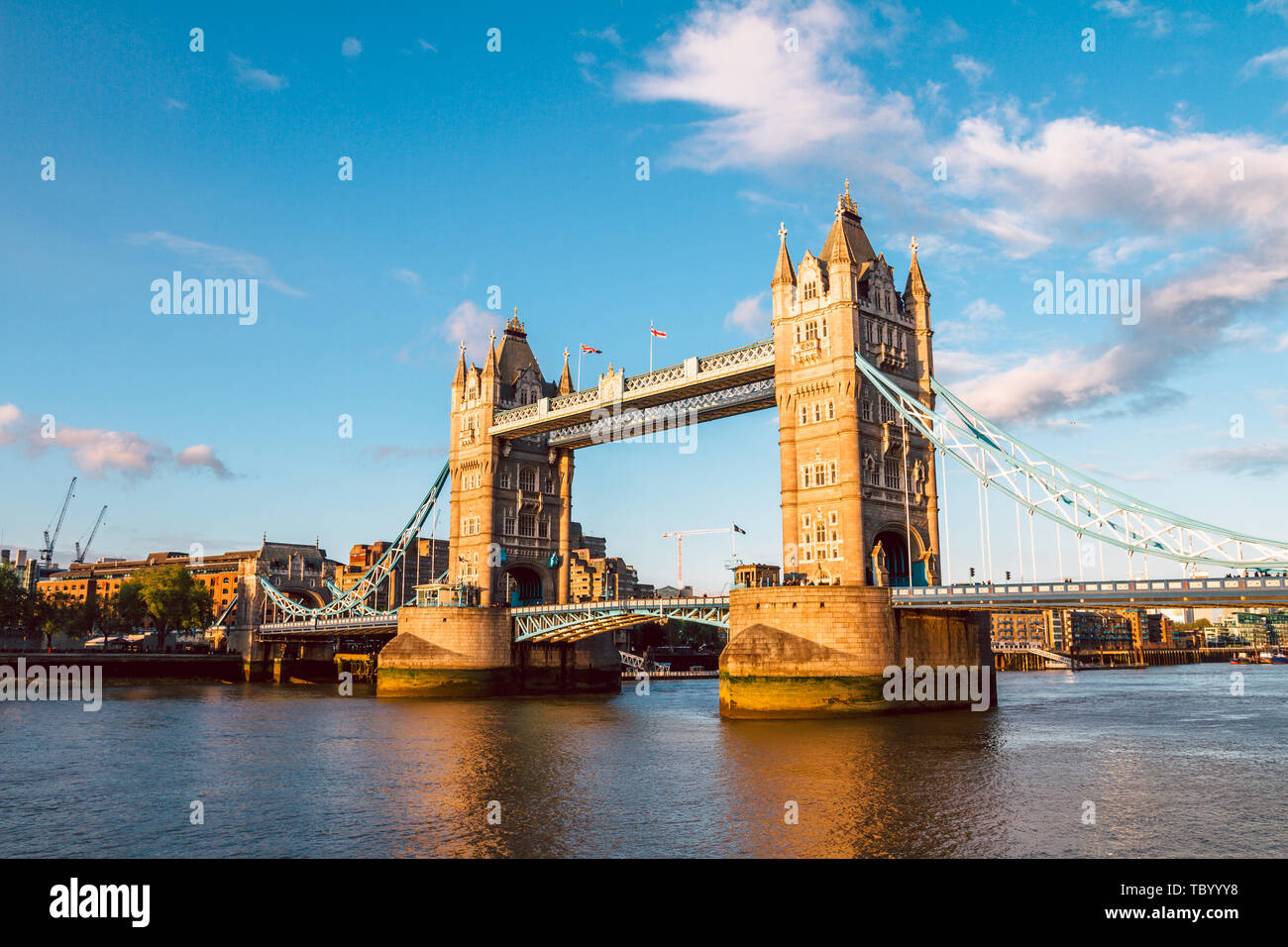 Tower Bridge à Londres illuminée par le soleil couchant Banque D'Images