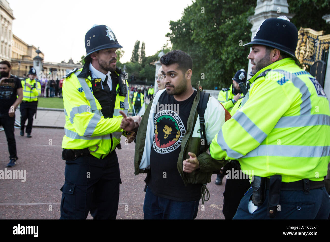 London UK 3 juin 2019 dans le temps de la police de détenir un homme opposé à l'atout de Donald dans le cadre de sa visite officielle à l'extérieur de Buckingham Palace, sur le premier jour de la Pr Banque D'Images