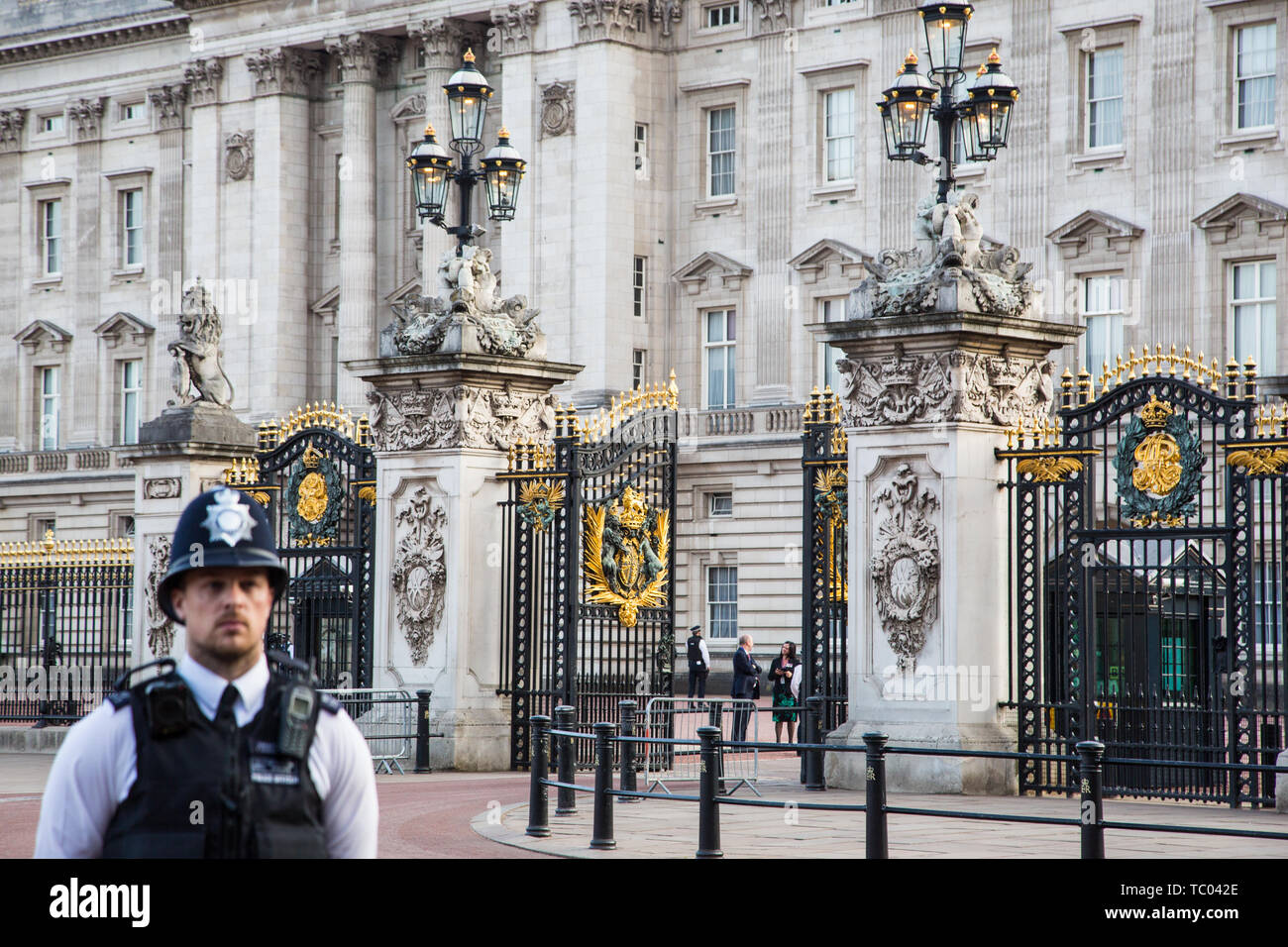 London UK 3 Juin 2019 Un homme de la police monte la garde à côté de Buckingham Palace, sur la première journée du Président américain et de la Première Dame de l'état de trois jours Banque D'Images
