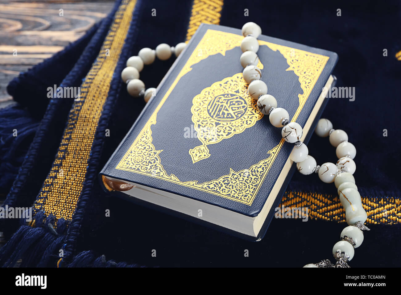 Tapis De Priere Musulmane De Perles Et De Coran Sur Fond De Bois Photo Stock Alamy
