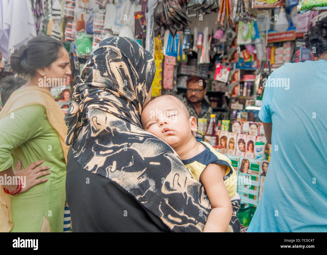 Kolkata, Inde. 06Th Juin, 2019. Une date très importante dans le calendrier islamique, l'Eid Al Fitr - traduit de l'arabe comme "la fête de la rupture du jeûne' - est célébré par les musulmans du monde tel qu'il marque la fin du Ramadan et signale le début de Shawwal (le dixième mois lunaire dans le calendrier islamique). Credit : Amlan Biswas/Pacific Press/Alamy Live News Banque D'Images