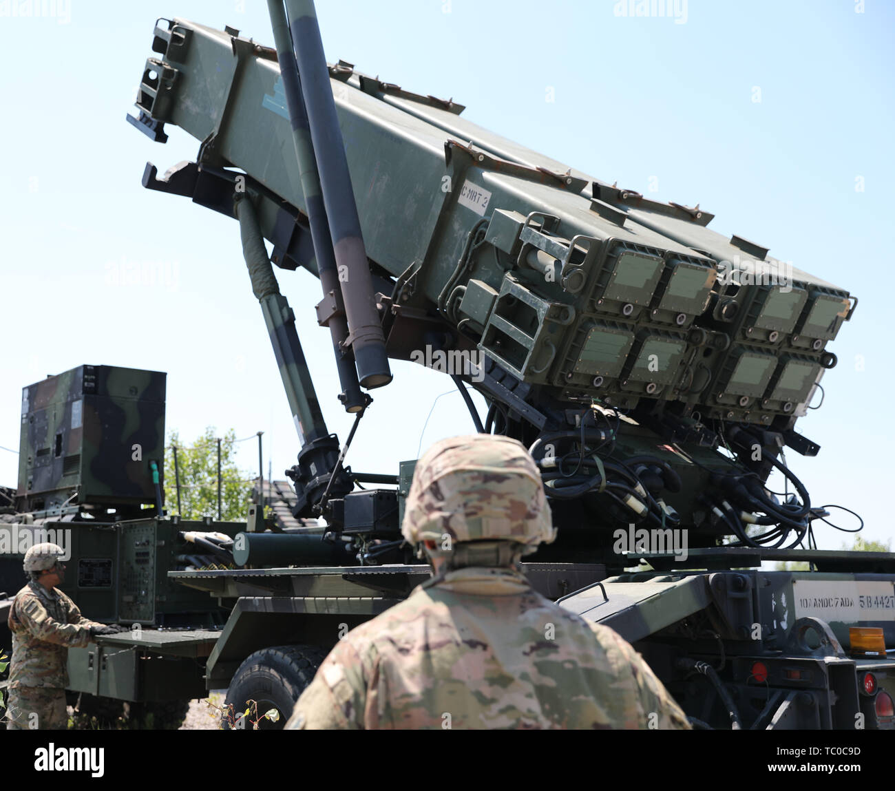 Soldats de la 5e Bataillon, 7e Régiment d'artillerie de défense aérienne sont prêts à effectuer un transport de missiles à réponse rapide et la formation de rechargement à Koper, en Slovénie, le 3 juin 2019 dans le cadre de l'exercice conjoint Chevalier Astral 19. AK19 est un exercice combiné multinationales visant à tester l'air intégré et de capacités de défense antimissile. L'exercice implique une combinaison d'opérations de vol et scénarios assistée par ordinateur. L'Armée américaine photo par le Sgt. Erica Earl Banque D'Images