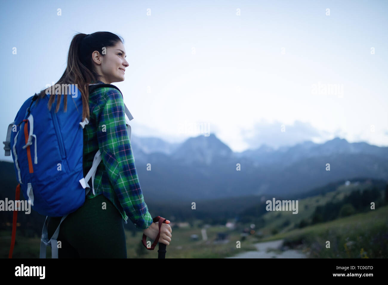 Jeune femme des randonnées dans la montagne avec belle vue Banque D'Images