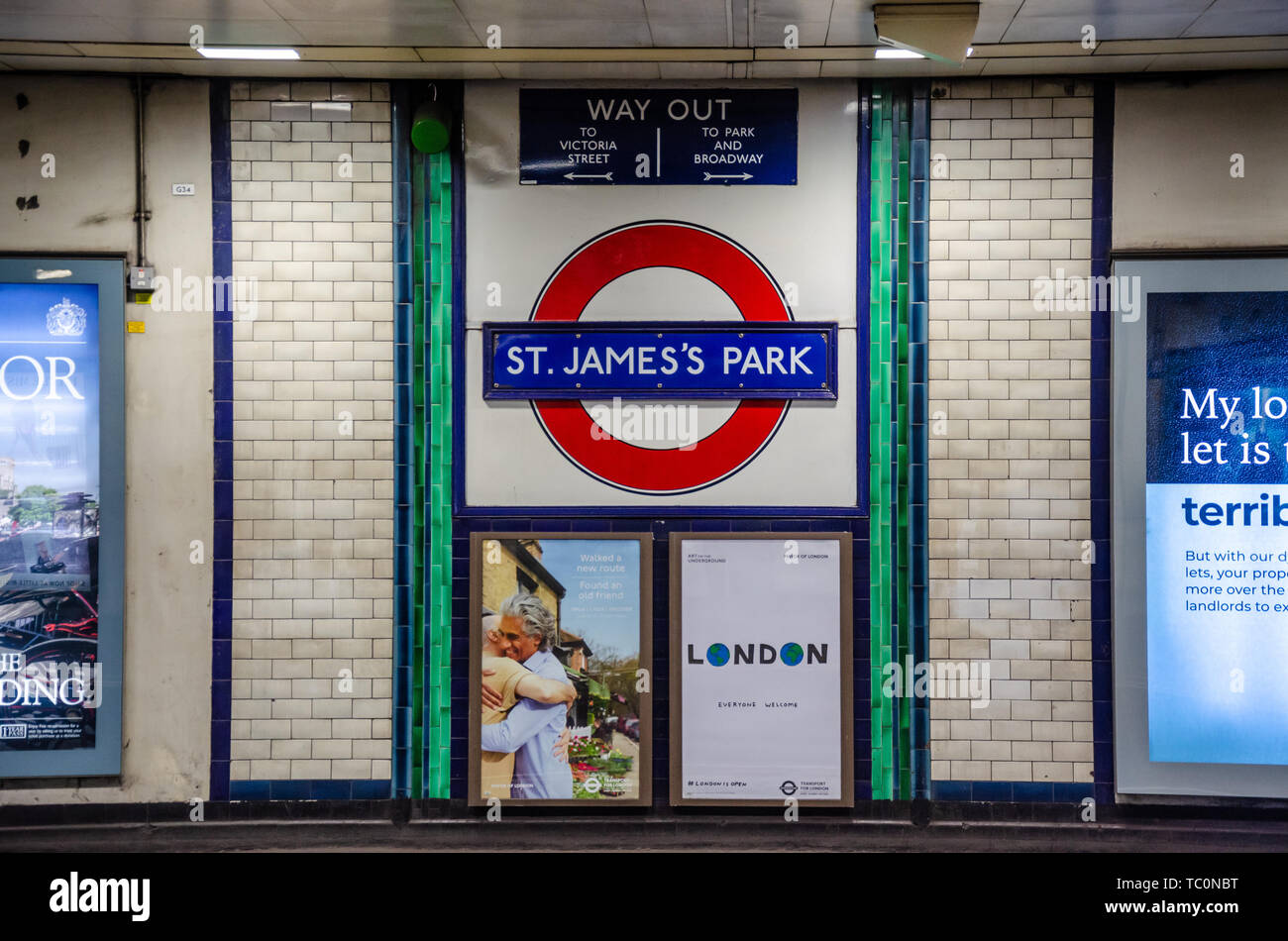 Panneau indicateur de gare sur le mur de St James's Park station sur le réseau du métro de Londres. Banque D'Images