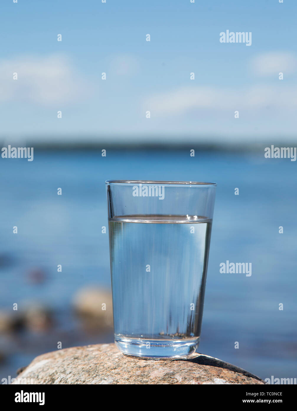 20170524 dricksglas MOTALA Ett med dricksvatten från sjön Vättern. Un verre à boire avec de l'eau potable du lac de Vättern. Foto Jeppe Gustafsson Banque D'Images