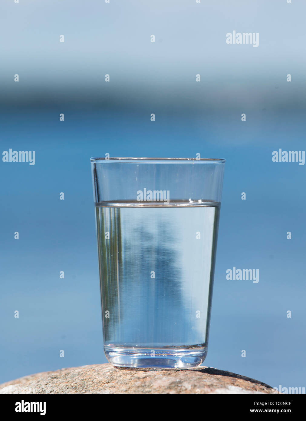 20170524 dricksglas MOTALA Ett med dricksvatten från sjön Vättern. Un verre à boire avec de l'eau potable du lac de Vättern. Foto Jeppe Gustafsson Banque D'Images