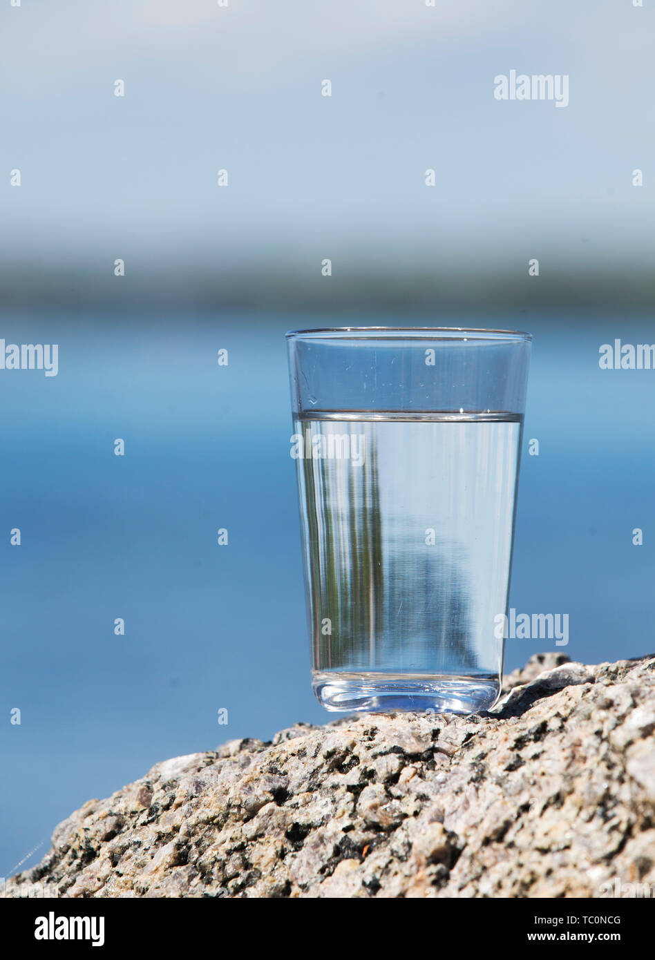 20170524 dricksglas MOTALA Ett med dricksvatten från sjön Vättern. Un verre à boire avec de l'eau potable du lac de Vättern. Foto Jeppe Gustafsson Banque D'Images