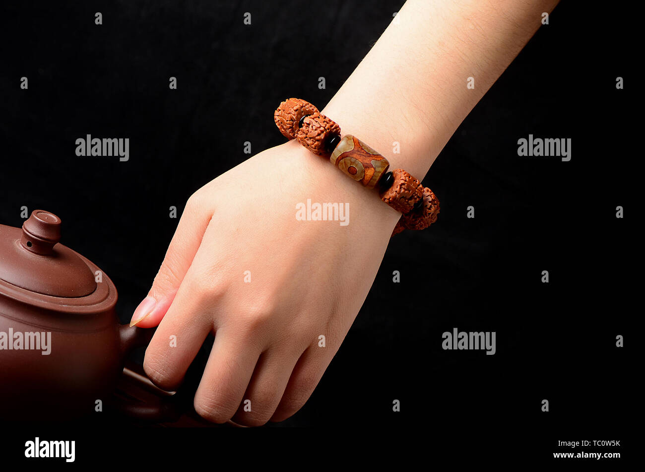 Grand lit King Kong main Bouddha Bodhi chaîne perles portant photo Banque D'Images