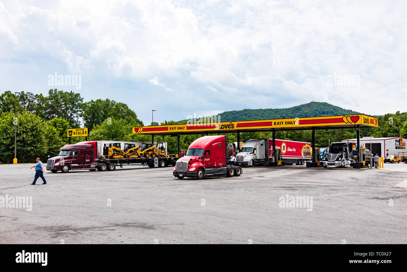 MARION, NC, USA-5/31/19 : Love's diesel chariot poste de remplissage. Banque D'Images