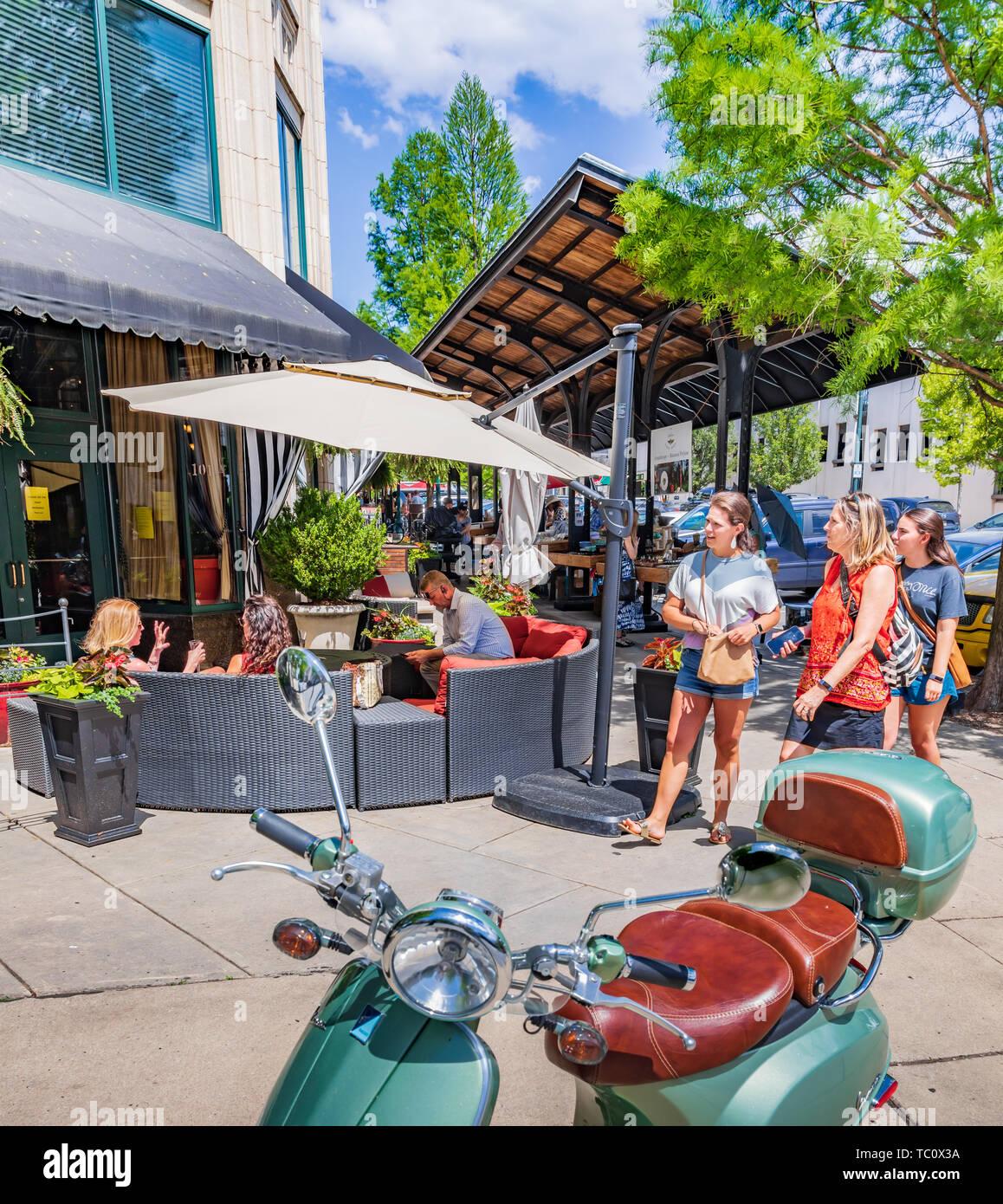 ASHEVILLE, NC, USA-5/31/19 : Personnes shopping et détente à l'extérieur en lieu sur Battery Park Ave., avec classic scooter vert menthe en premier plan. Banque D'Images