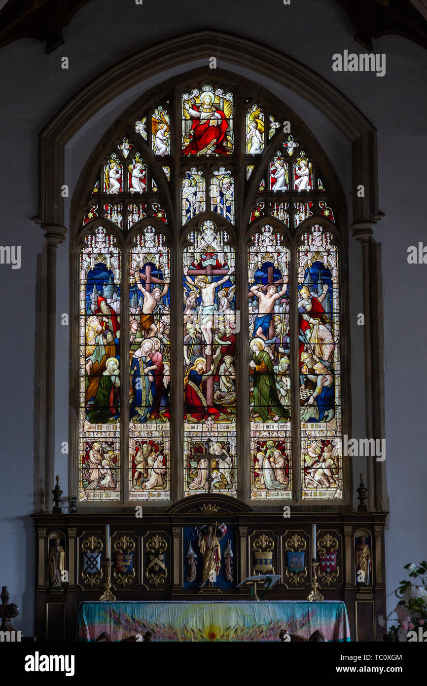 Le vitrail de la fenêtre de l'est de la Crucifixion c1891 J Hardman, église d'Aldeburgh, Suffolk, Angleterre, RU Banque D'Images