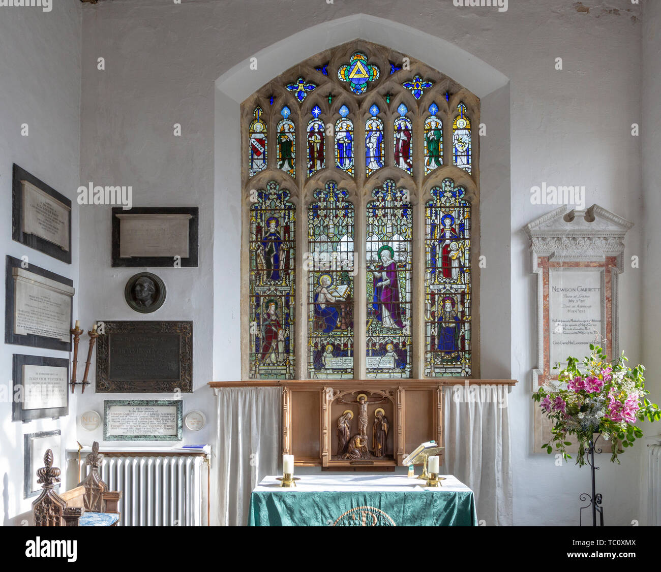 Détail du vitrail Saint Anne et la Vierge Marie saints femelle, église d'Aldeburgh, Suffolk, Angleterre, RU c 1929 A K Nicholson Banque D'Images