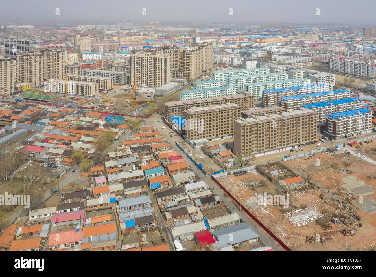 Le 19 avril 2019, la photographie aérienne des bidonvilles et des maisons rurales à la jonction des zones urbaines et rurales dans la région de Mishan, Heilongjiang. Banque D'Images