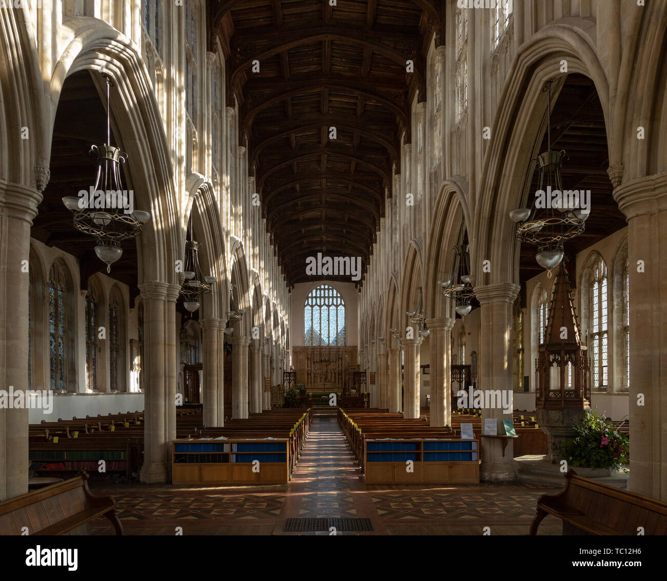 L'intérieur de l'église Holy Trinity, Long Melford, Suffolk, England, UK vue vers le bas de la fenêtre est nef Banque D'Images