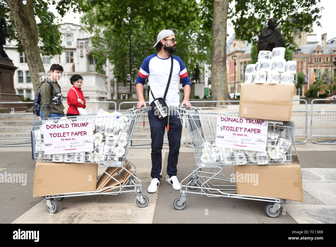Un homme vend du papier toilette Donald Trump lors de manifestations dans la région de Parliament Square, London le deuxième jour de la visite d'Etat au Royaume-Uni par le président américain, Donald Trump. Banque D'Images
