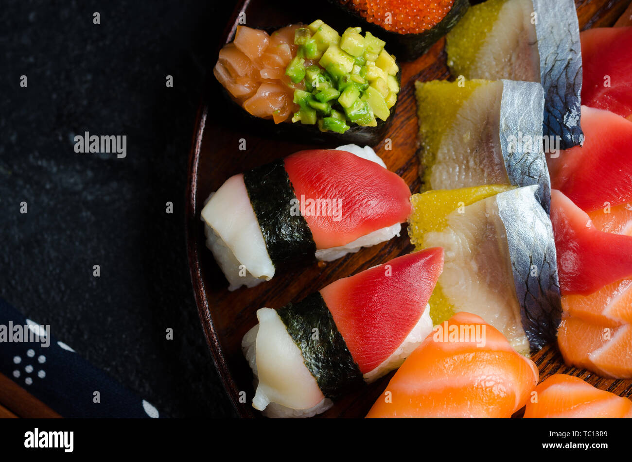 La photographie gastronomique feu simple avec des couleurs vives et des tons sombres avec des boulettes de riz sushi japonais Banque D'Images