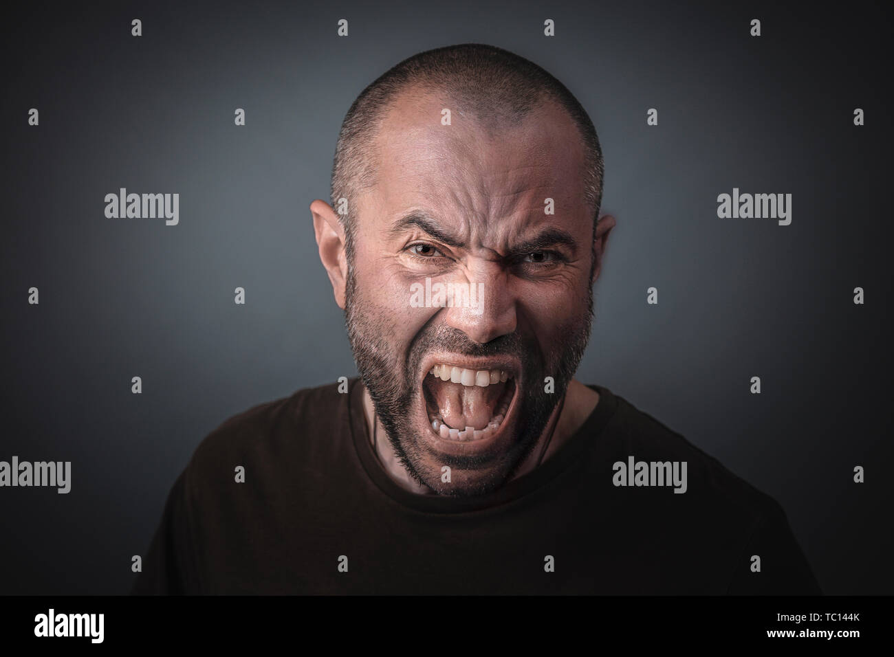 Portrait d'homme en colère crier. Concept de la colère et le stress. Banque D'Images
