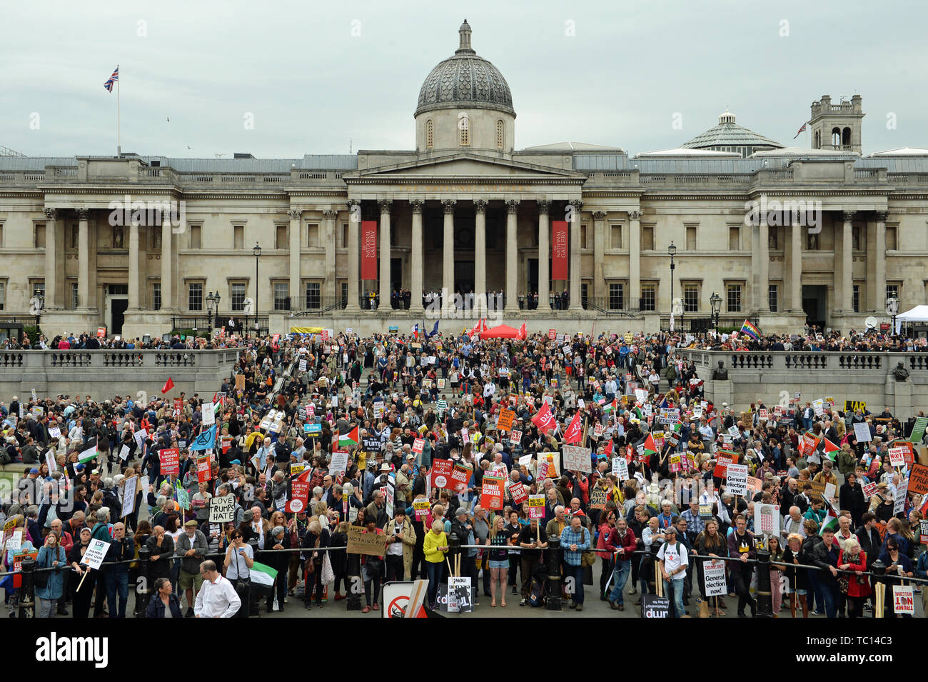 Les manifestants se rassemblent à Trafalgar Square, Londres, le deuxième jour de la visite d'Etat au Royaume-Uni par le président américain, Donald Trump. Banque D'Images