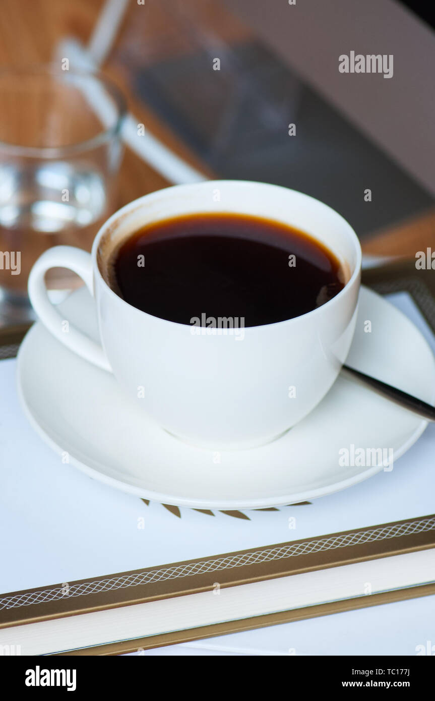 Tasse de americano et livres. Close up. Banque D'Images