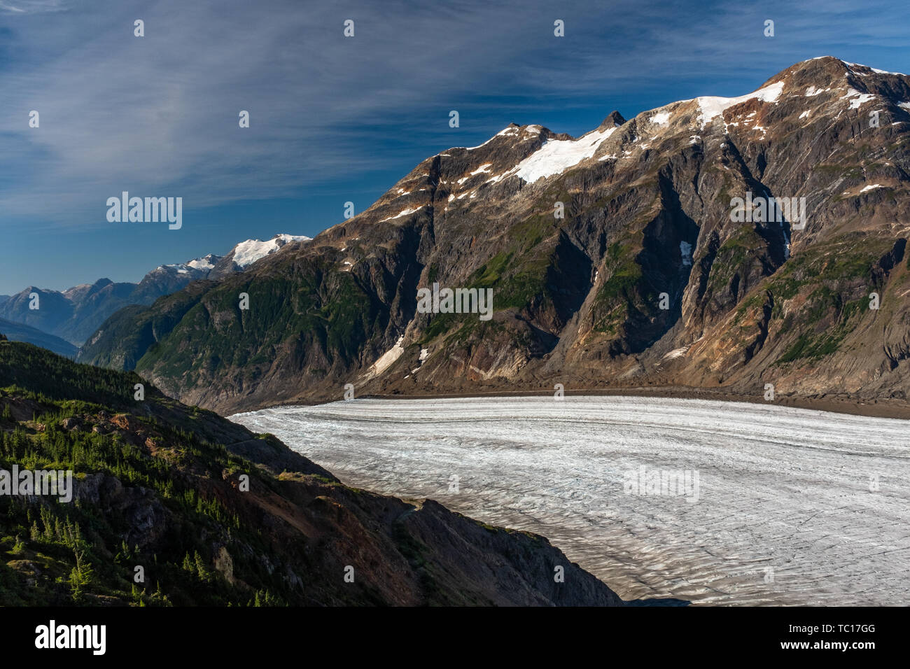 Une vue sur le majestueux glacier Salmon tel qu'il descend d'une gorge créé par le le glacier en Colombie-Britannique, Canada, ciel bleu. Banque D'Images