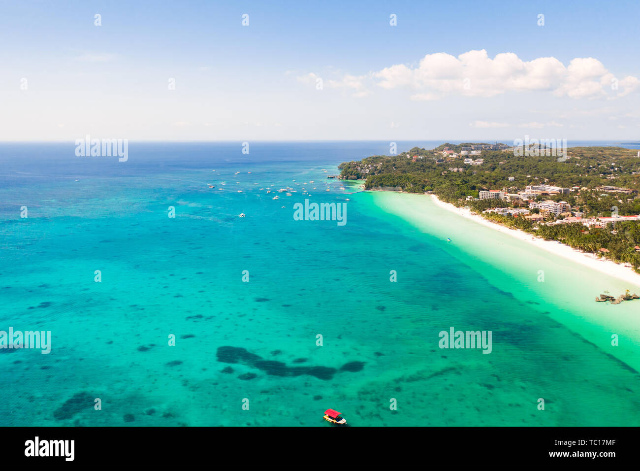 La côte de l'île de Boracay. Plage de sable blanc et sa mer limpide ...