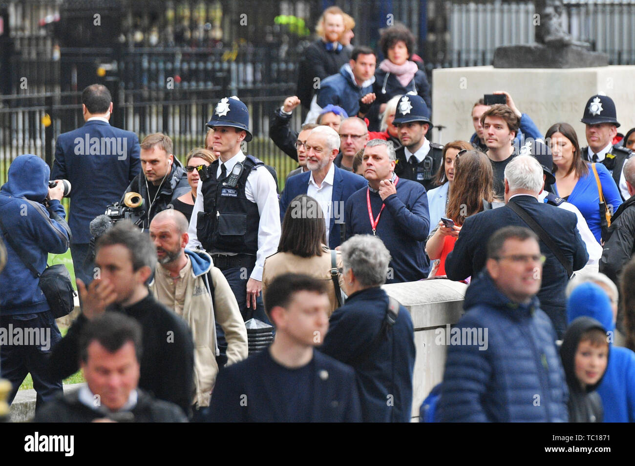Jeremy Corbyn leader du parti arrive à parler à un anti-protestation Trump dans Whitehall, Londres, le deuxième jour de la visite d'Etat au Royaume-Uni par le président américain, Donald Trump. Banque D'Images