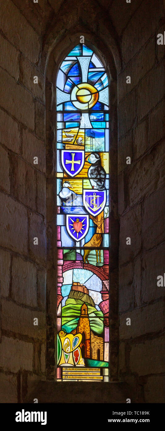 Vitrail de l'église Sainte Marie la Vierge, l'île sacrée, Lindisfarne, Northumberland, England, UK Banque D'Images