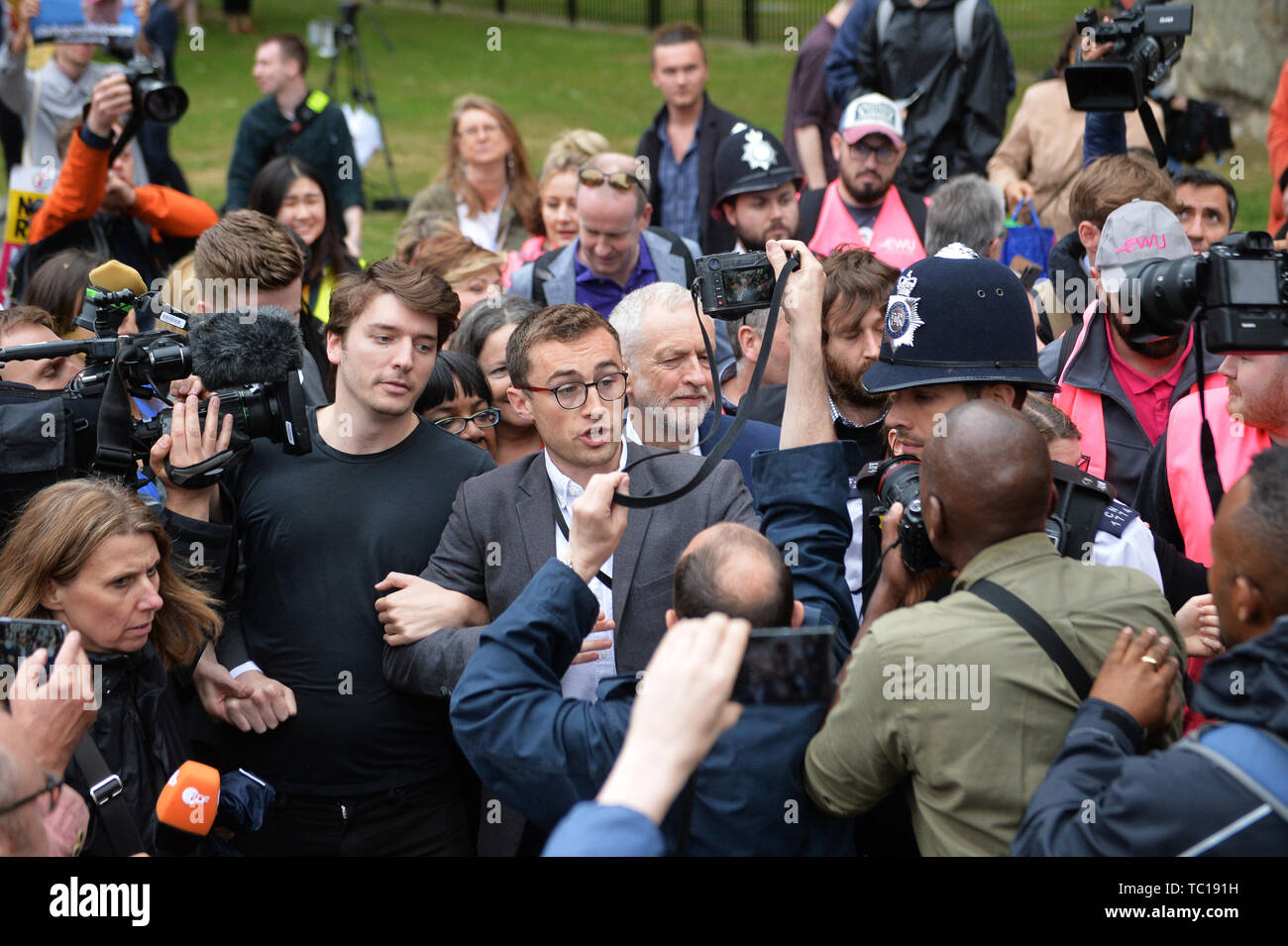 La chef du parti du travail Jerermy Corbyn quitte après avoir parlé à une démonstration d'Atout sur Whitehall, Londres le deuxième jour de la visite d'Etat au Royaume-Uni par le président américain, Donald Trump. Banque D'Images