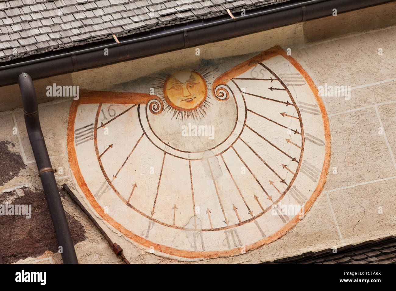 VAL DI FUNES, ITALIE - 01 octobre 2016 : un détail de l'ancien cadran solaire peint sur 1465 sur le mur extérieur de la petite chapelle de Saint Magdalena à V Banque D'Images