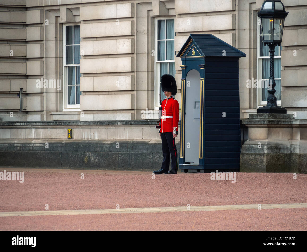 Londres, UK - Avril, 2019 : un soldat de la patrouilles de garde près de Buckingham Palace au service de la Reine d'Angleterre. Le soldat est habillé Banque D'Images