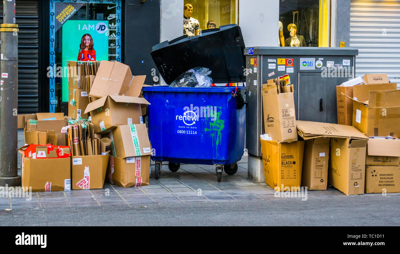 Beaucoup de cartons et un conteneur à déchets, renewi bleu dans les rues  d'Anvers Ville, concept de recyclage, Antwerpen, Belgique, le 23 avril,  2019 Photo Stock - Alamy