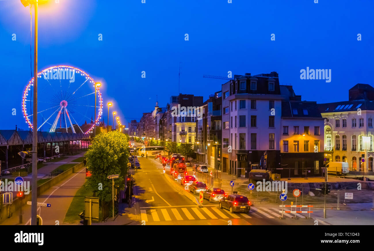 Les rues de la ville au quai flamand d'Anvers Ville éclairé par nuit, les voitures sur la route, Antwerpen, Belgique, le 23 avril, 2019 Banque D'Images