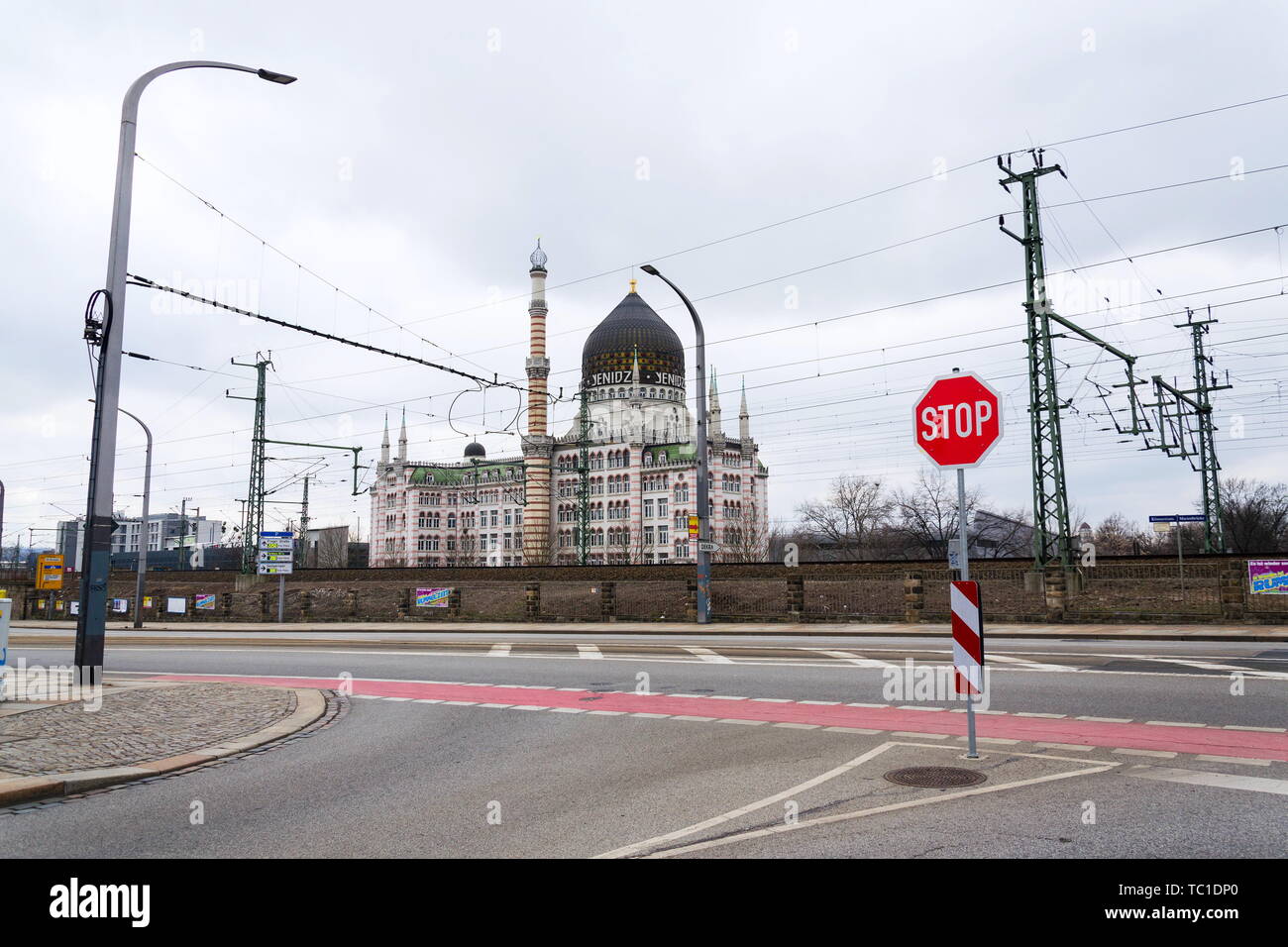 Dresde, Allemagne - 2 avril 2018 : l'ancien bâtiment de l'usine de cigarettes Yenidze construit entre 1907 et 1909 par l'architecte Martin Hammitzsch le 2 avril, 2018 Banque D'Images