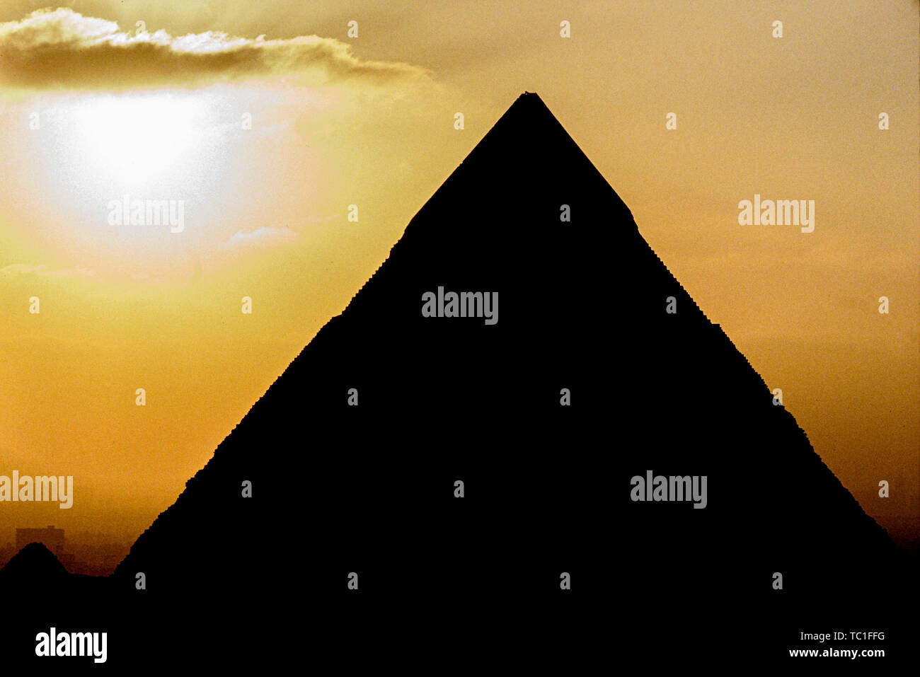 Photo : © Simon Grosset. La pyramide de Gizeh, Nécropole de Gizeh ou complexe, près du Caire, Égypte. La grande pyramide de Gizeh, une des sept merveilles de l'un Banque D'Images