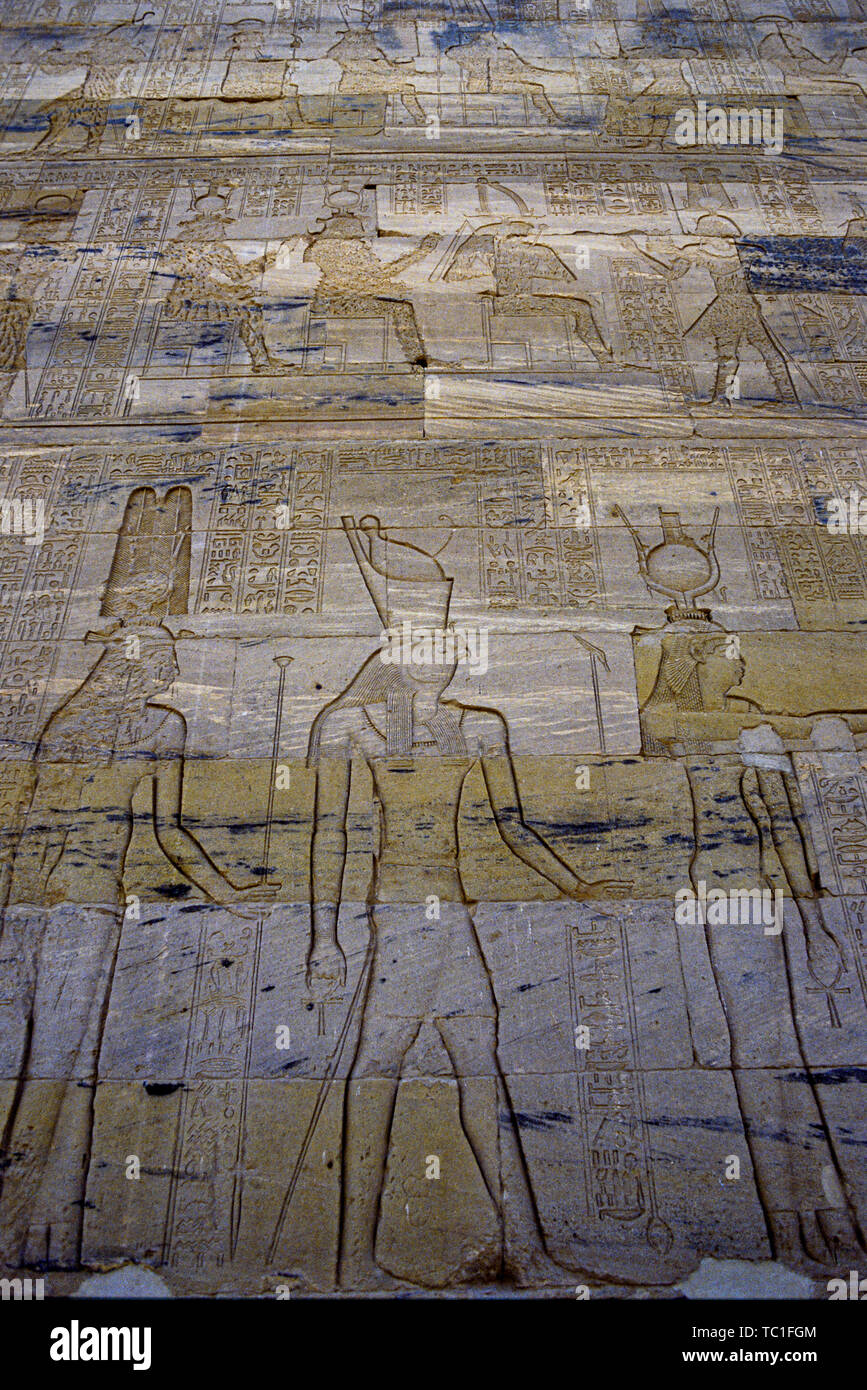 Photo : © Simon Grosset. Egypte : reliefs muraux et de hiéroglyphes au Temple d'Esna, au sud de Louxor. Archive : image numérisé à partir d'un original de la transparence. Banque D'Images