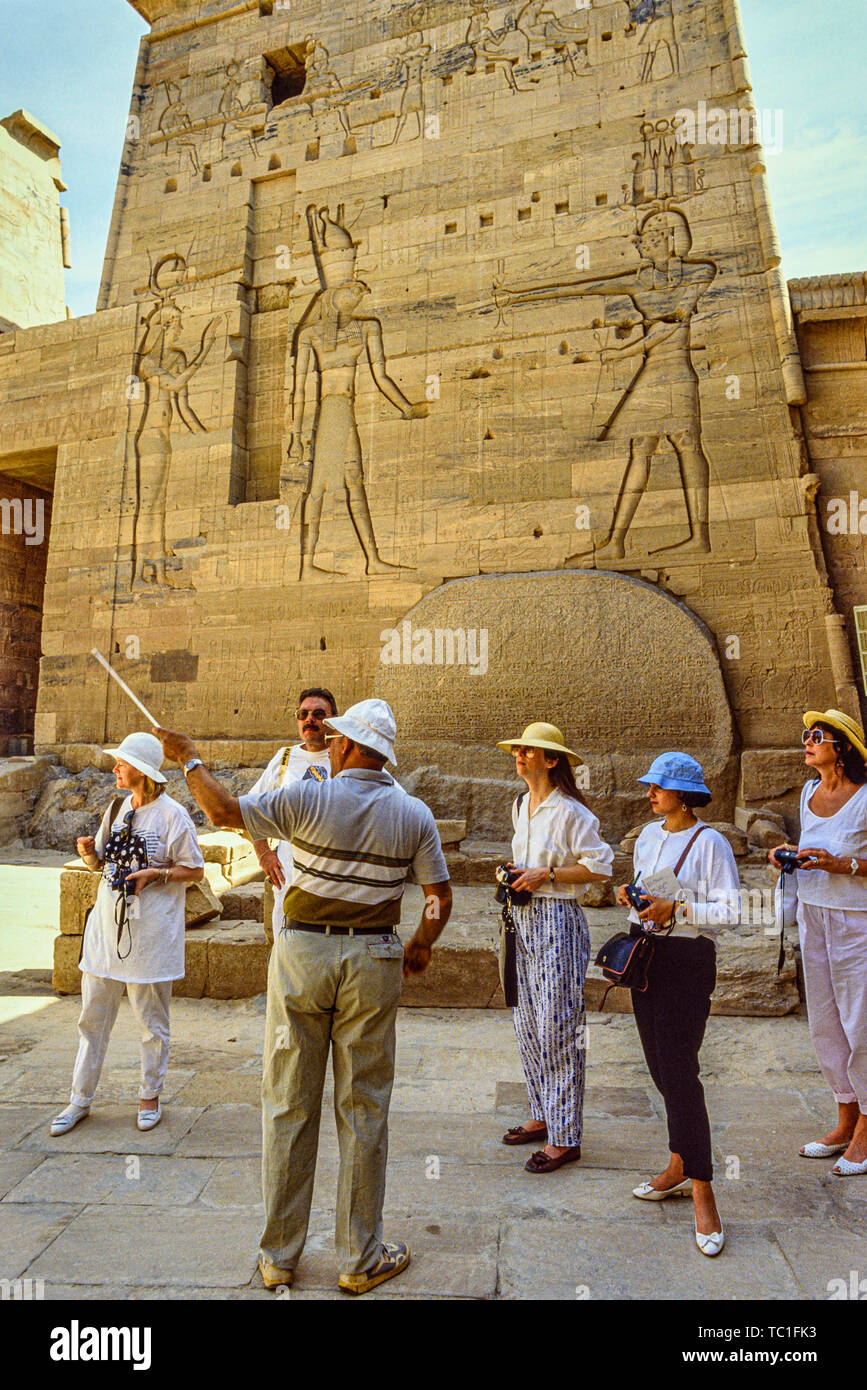 Egypte : les touristes et un guide dans le temple de Philae sur le Nil. Photo : © Simon Grosset. Archive : image numérisé à partir d'un original de la transparence. Banque D'Images