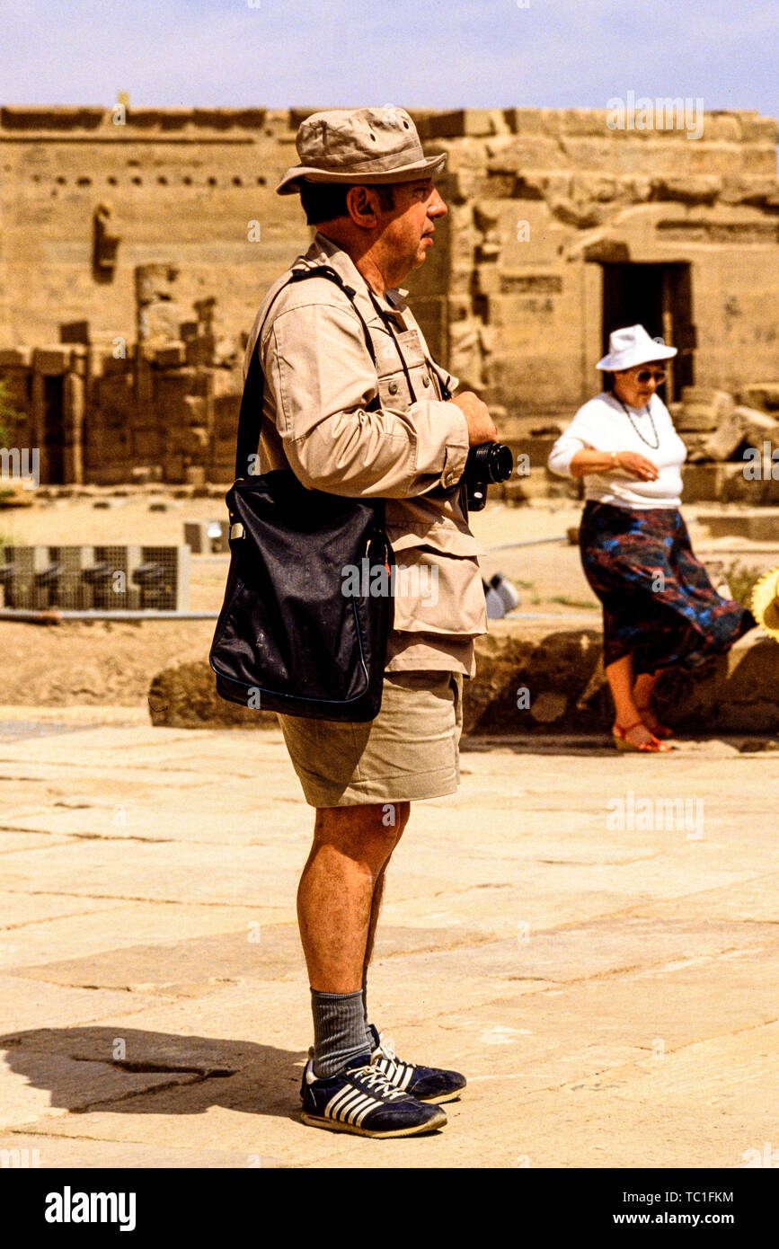 Egypte : un touriste en prenant des photos dans un temple sur le Nil. Photo : © Simon Grosset. Archive : image numérisé à partir d'un original de la transparence. Banque D'Images