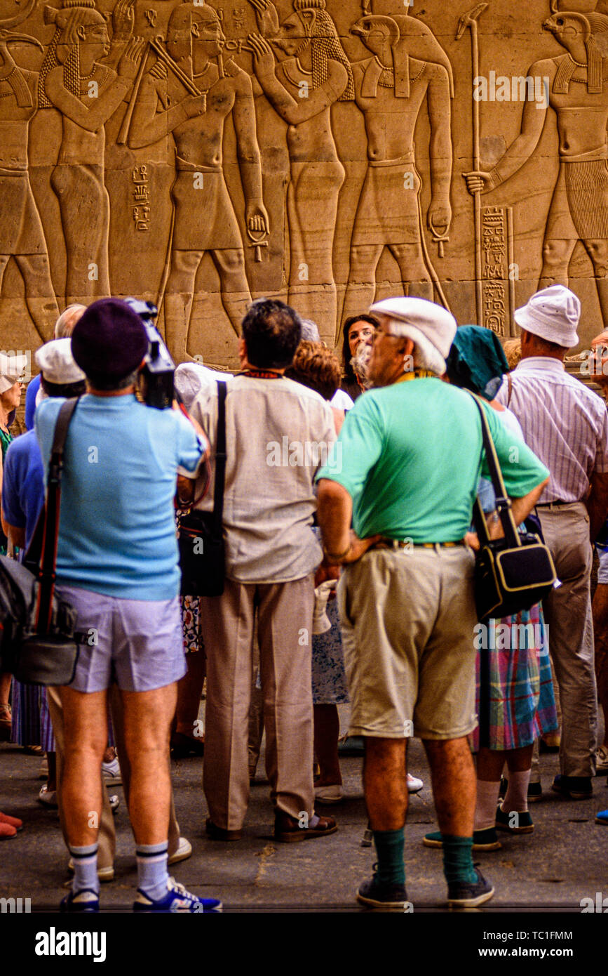 Assouan, Egypte : les touristes et un guide dans le temple de Kom Ombo sur le Nil. Photo : © Simon Grosset. Archive : image numérisé à partir d'un original tra Banque D'Images