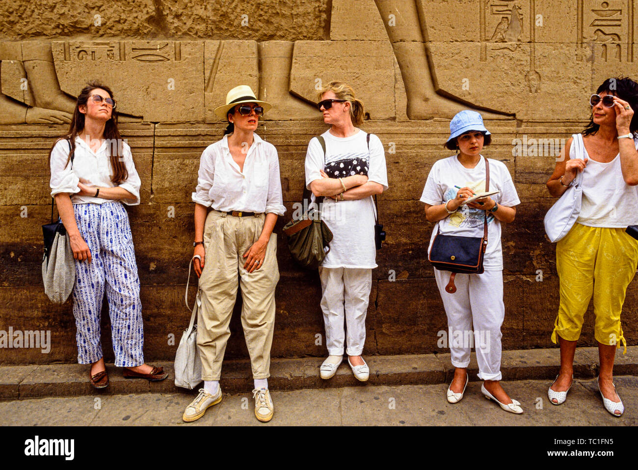 Le Nil, l'Egypte. Les touristes de prendre une pause de l'affichage des nombreux temples près de Louxor. Photo : © Simon Grosset. Archive : image numérisé à partir d'un original tra Banque D'Images