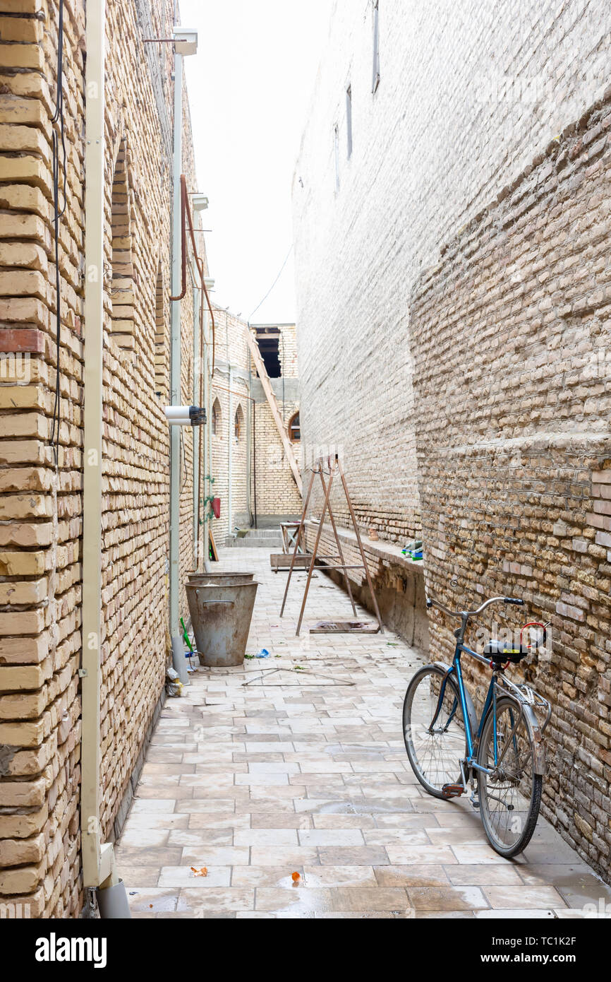 Retro noir vintage bicycle avec de vieux mur de briques et de copier l'espace. Vélo rétro avec panier en face de l'ancien mur de briques. Retro vélo sur route wi Banque D'Images